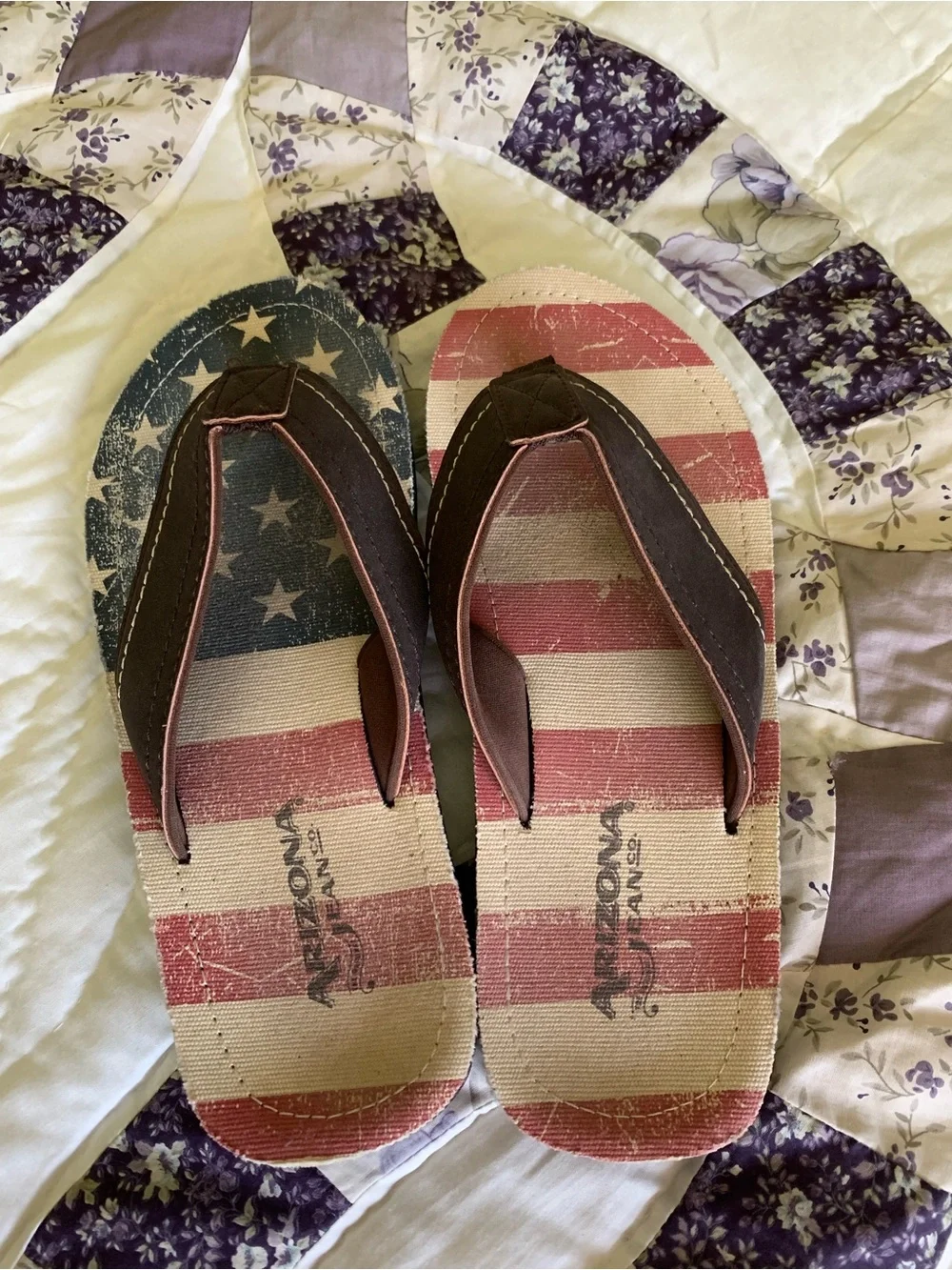 Arizona Jeans Men’s American Flag Flip Flops – Brown Straps